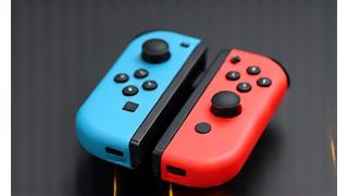 Nintendo Switch Joy-Con denetleyicileri, minimalist arka plan.